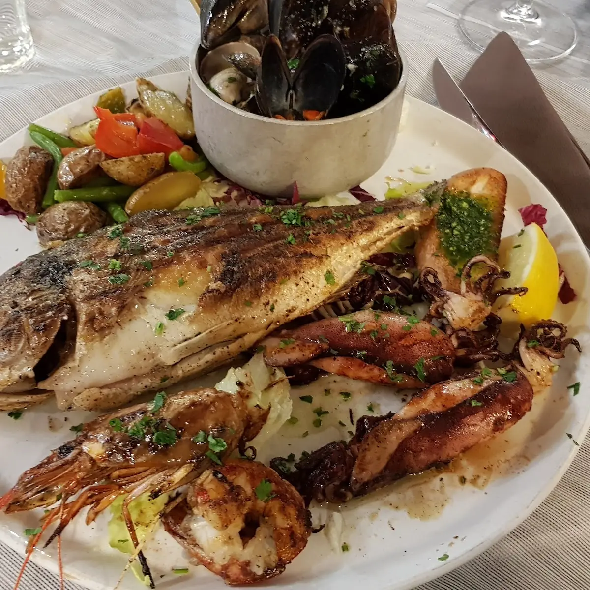Gegrillter Fischteller