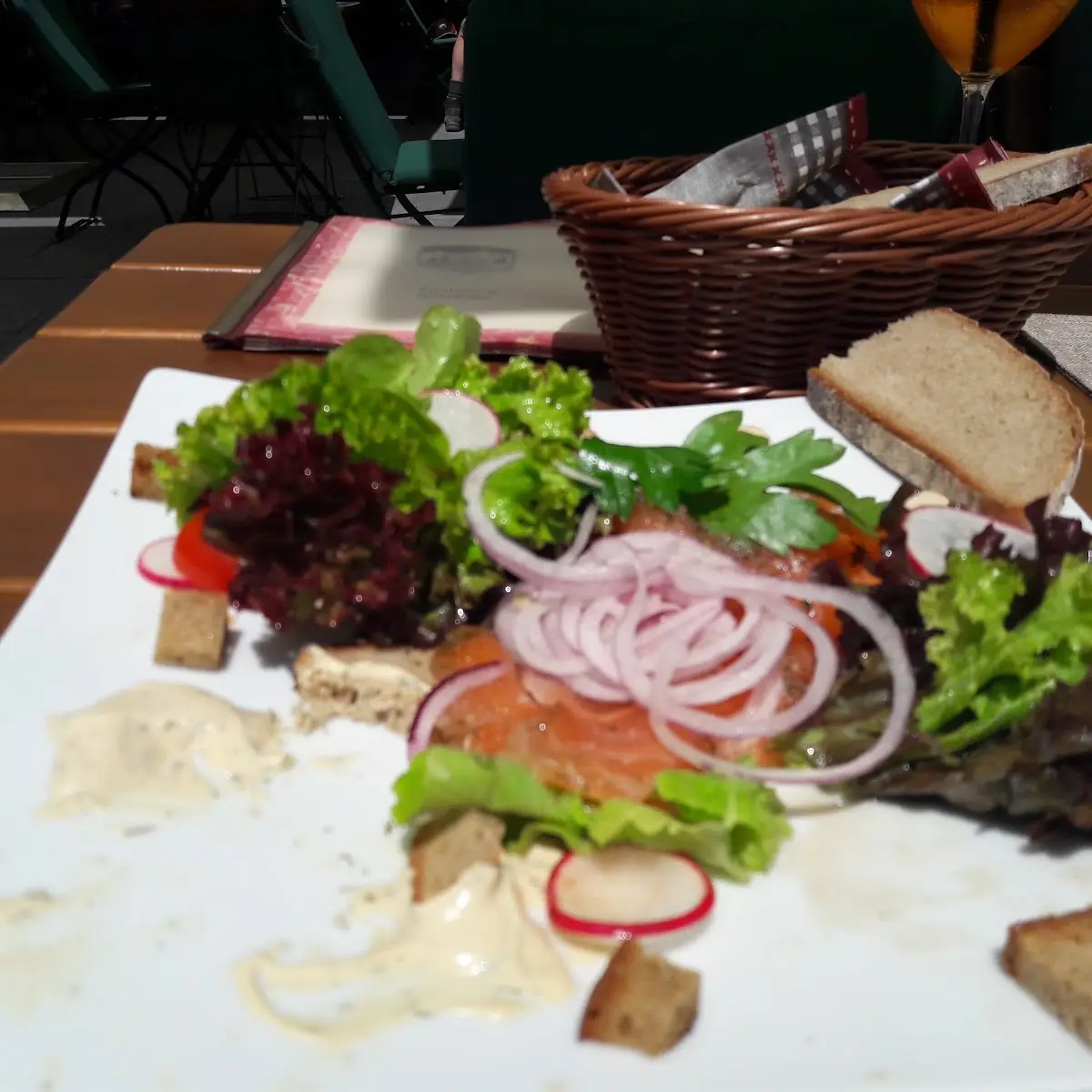 Gebeizter Lachs An Salat