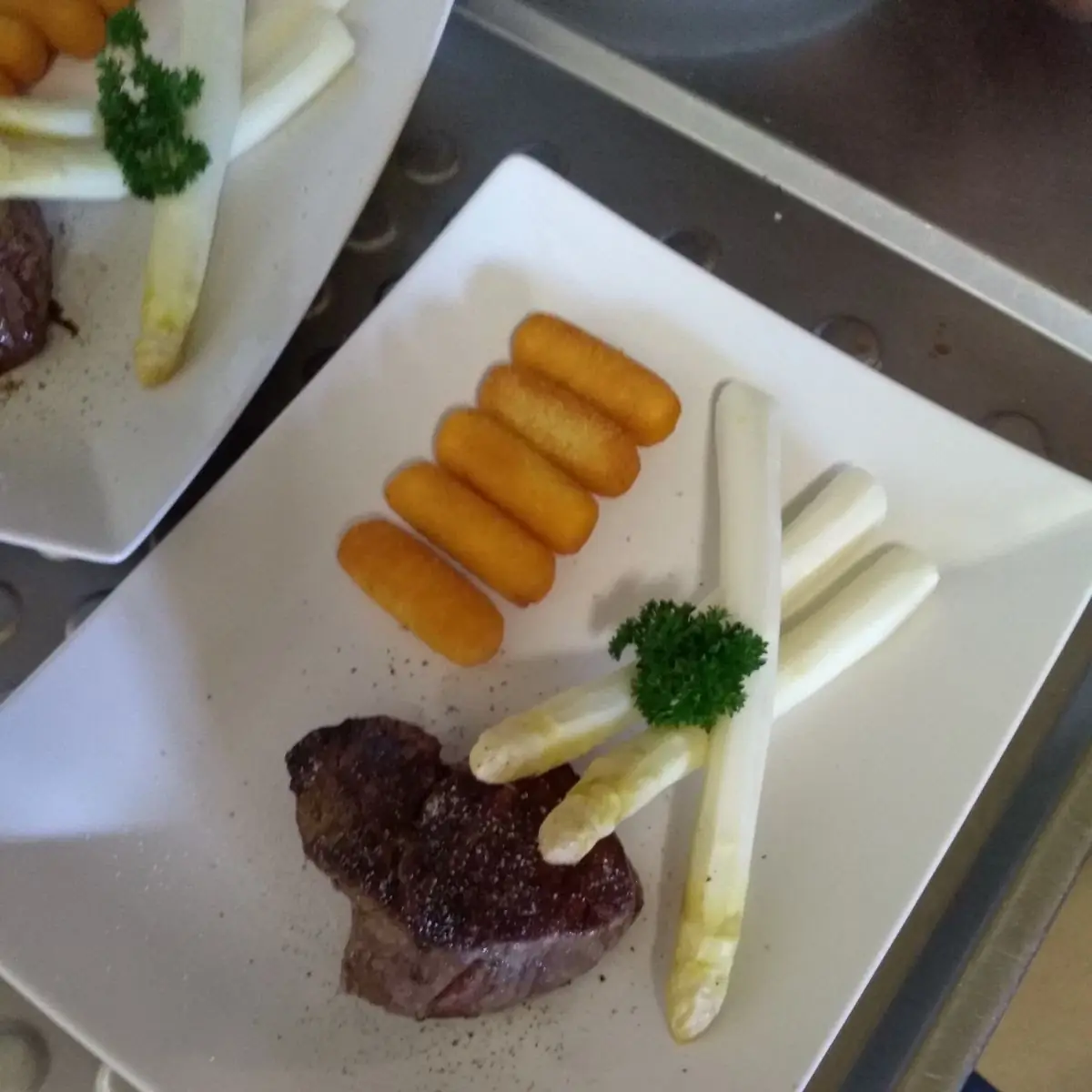 Rinderfiletsteak Mit Kroketten Und Spargel