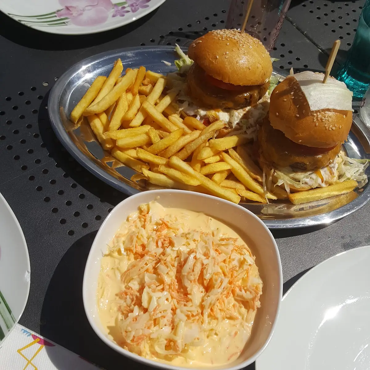 Cheeseburger Mit Pommes Und Coleslawsalad
