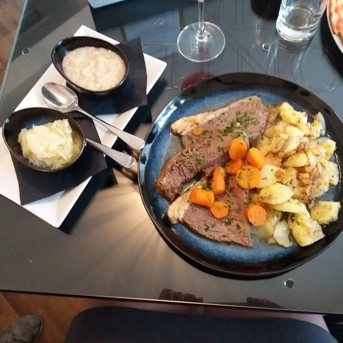 Gekochter Tafelspitz Mit Semmelkren Apfelkren Und Röstkartoffeln
