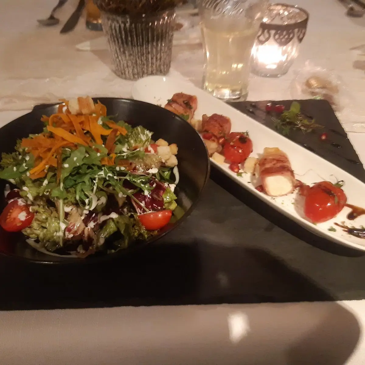 Schafskäse Im Speckmantel Auf Blattsalat