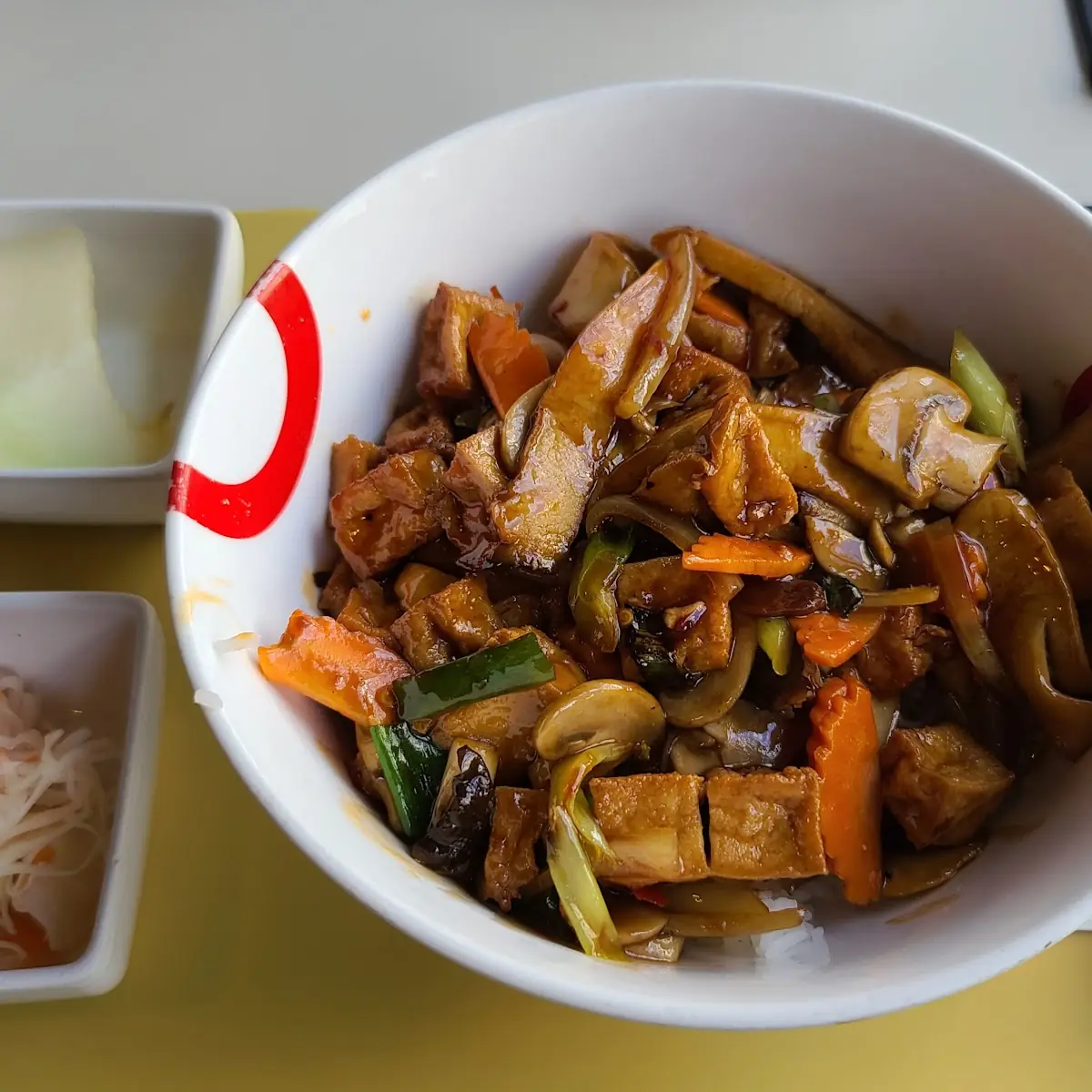 Reisschale Mit Tofu Und Pilzen