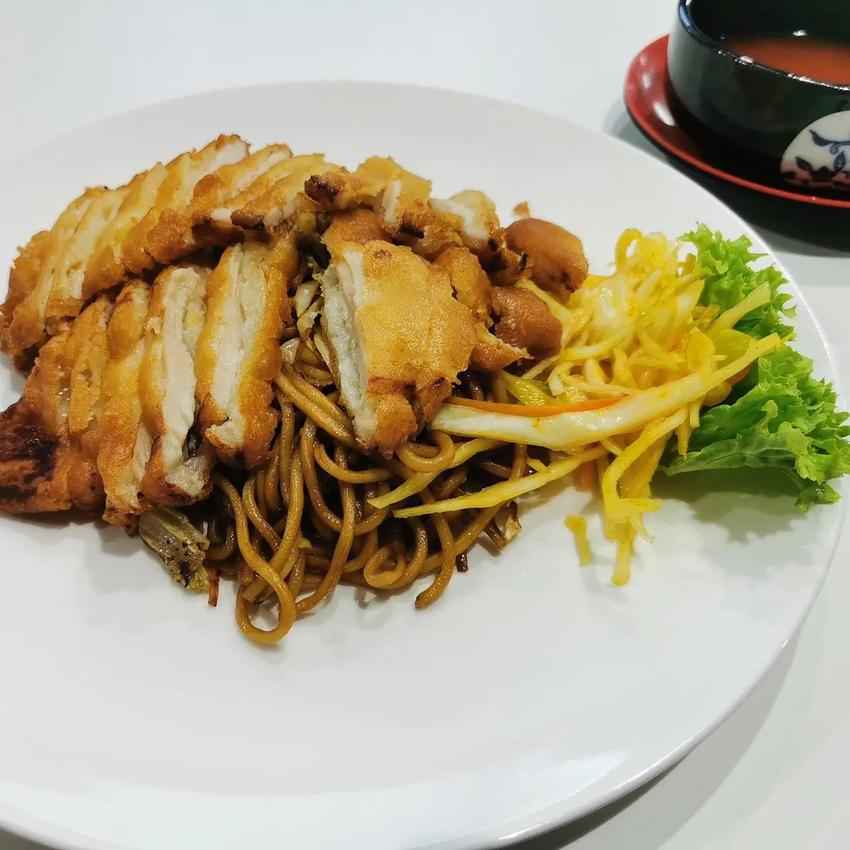 Nudeln Mit Crispy Chicken Und Süß-saurer Soße