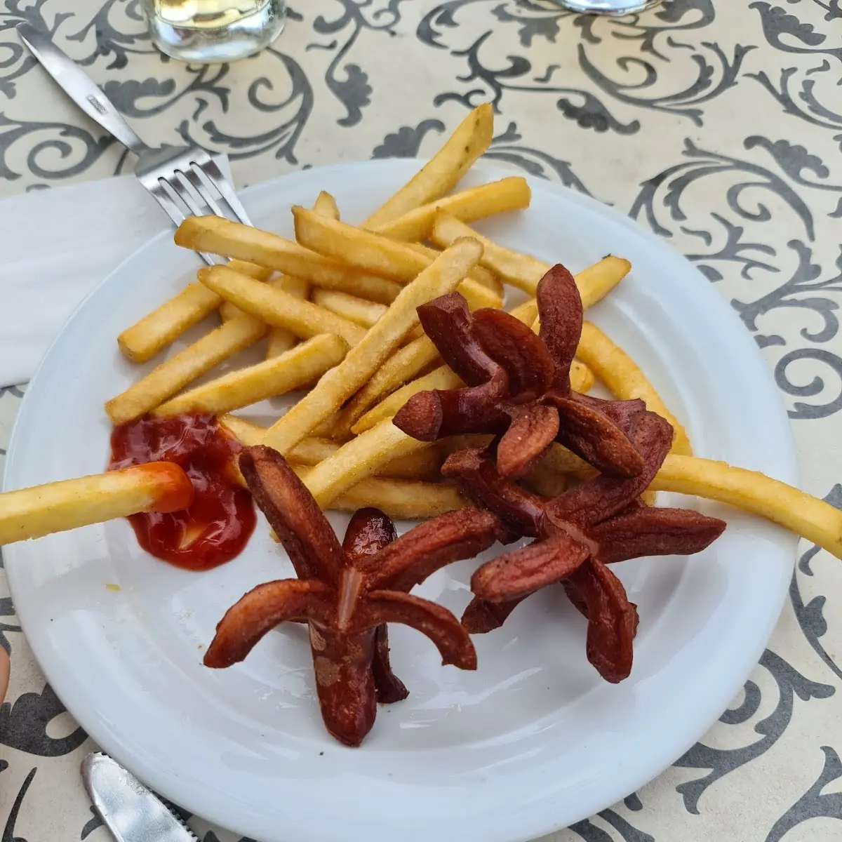 Würstel Mit Pommes