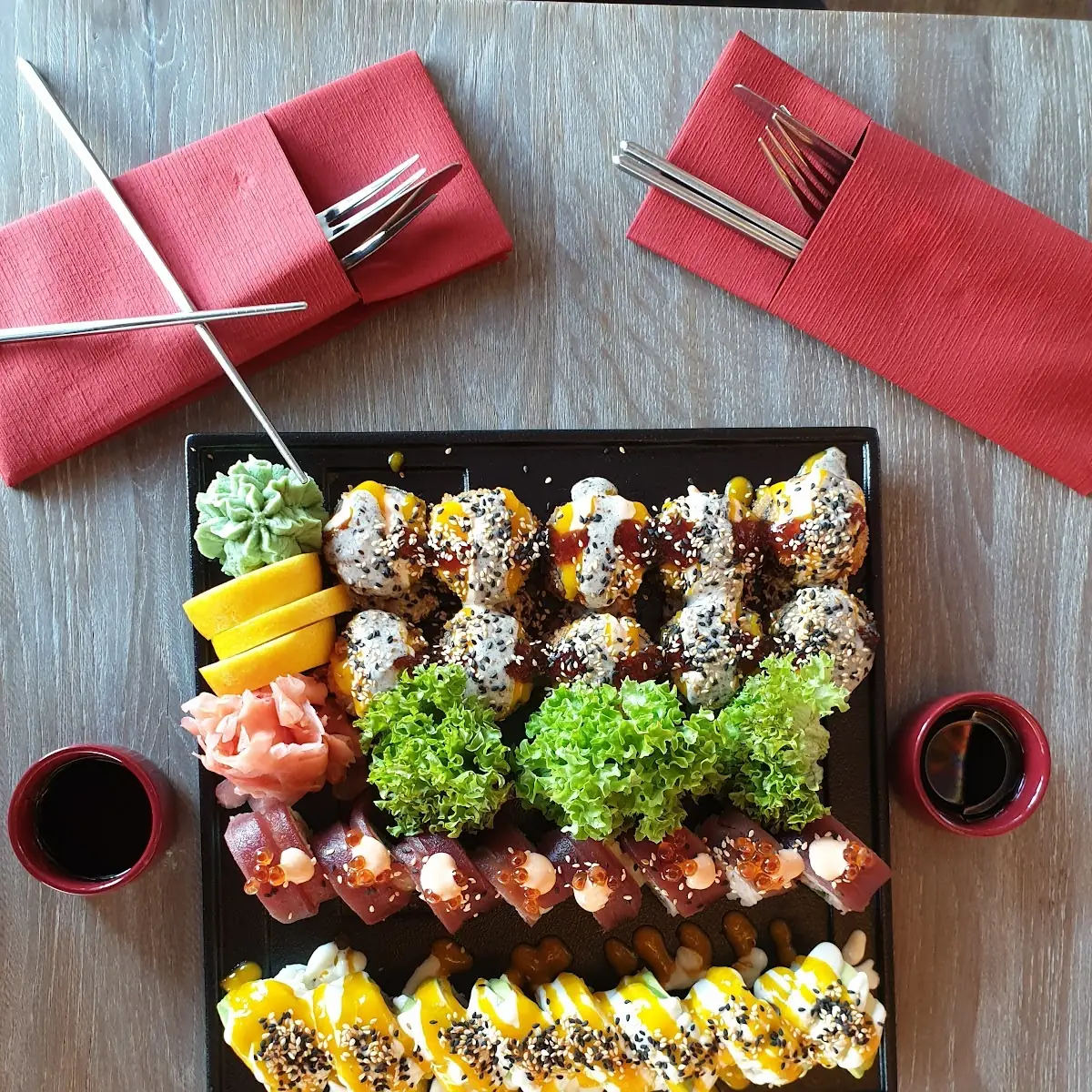 Spicy Lachs Tataki Rolls