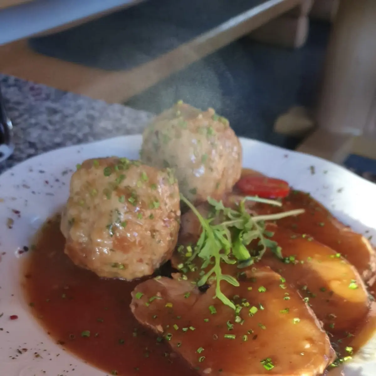 Ofenfrischer Schweinebraten Mit Zwei Tiroler Knödel