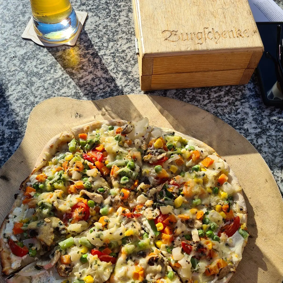 Vegetarischer Pflammkuchen Mit Frischem Frisch Aufgetautem Gemüse Dreierlei Knoblauch Und Käse