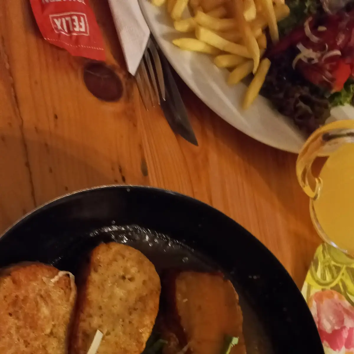 Schweinebraten Mit Sauerkraut Servietten Knödel Und Bratensaft