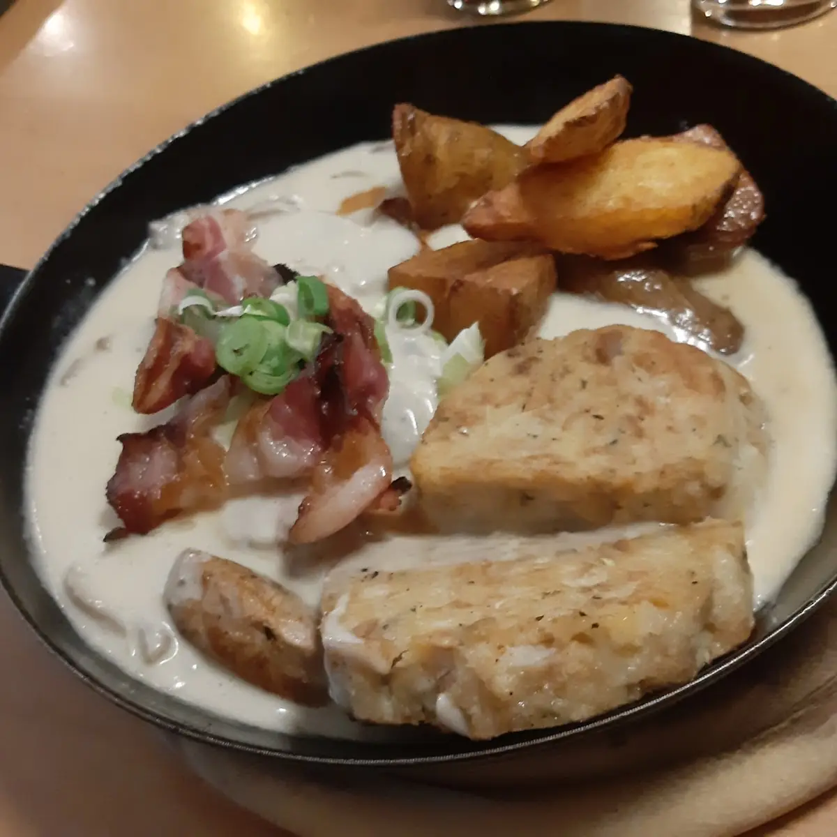 Schweinsmedaillons Mit Pilzsauce Und Serviettenknödel