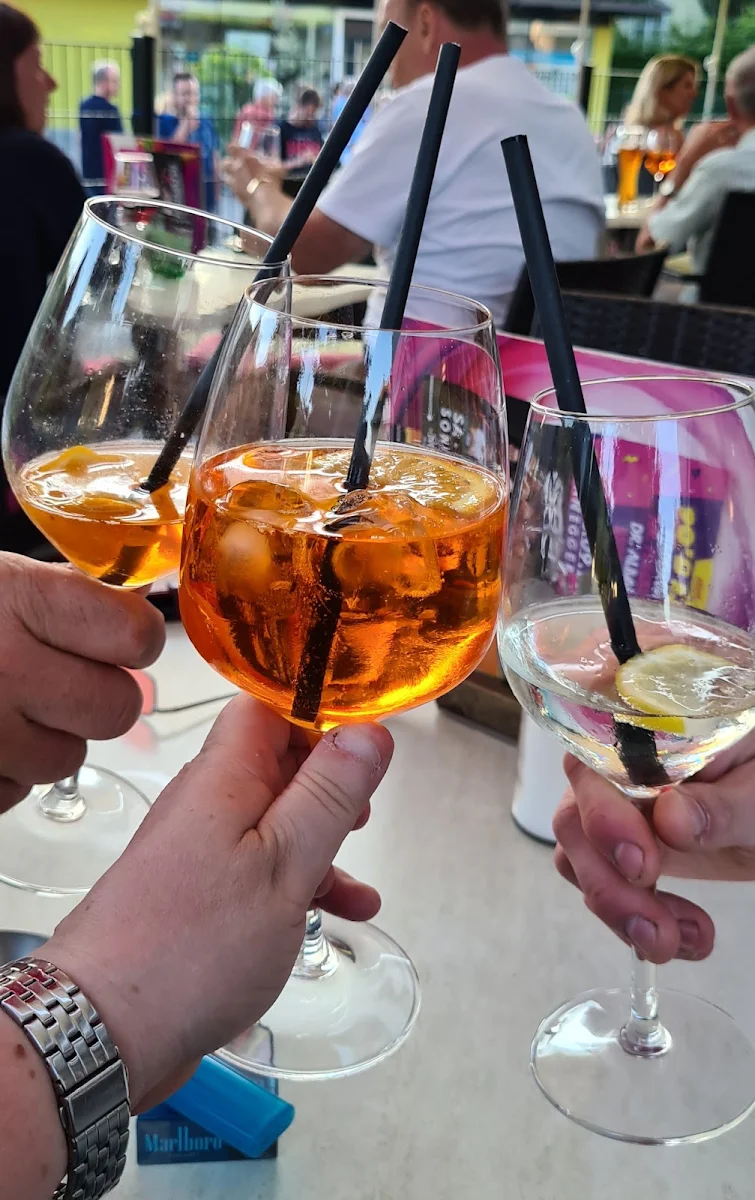Aperolspritzer Und Hugo