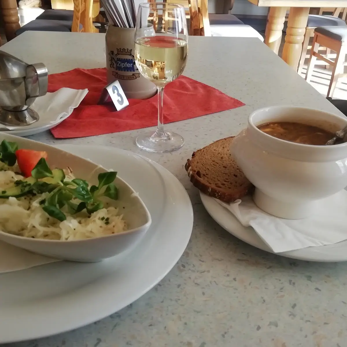 Gulasch Suppe Mit Krautsalat
