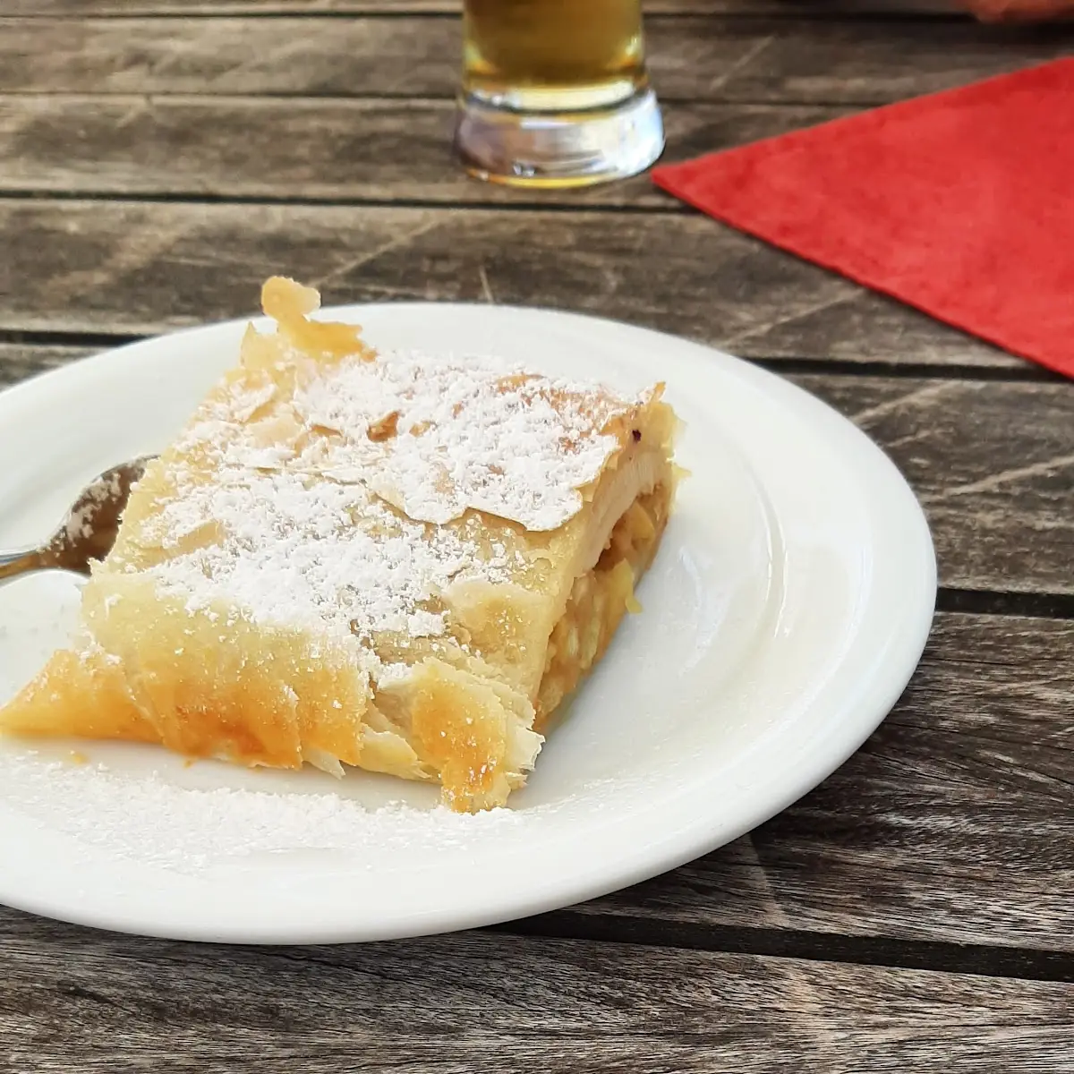 Hausgemachter Apfelstrudel Mit Schlagobers