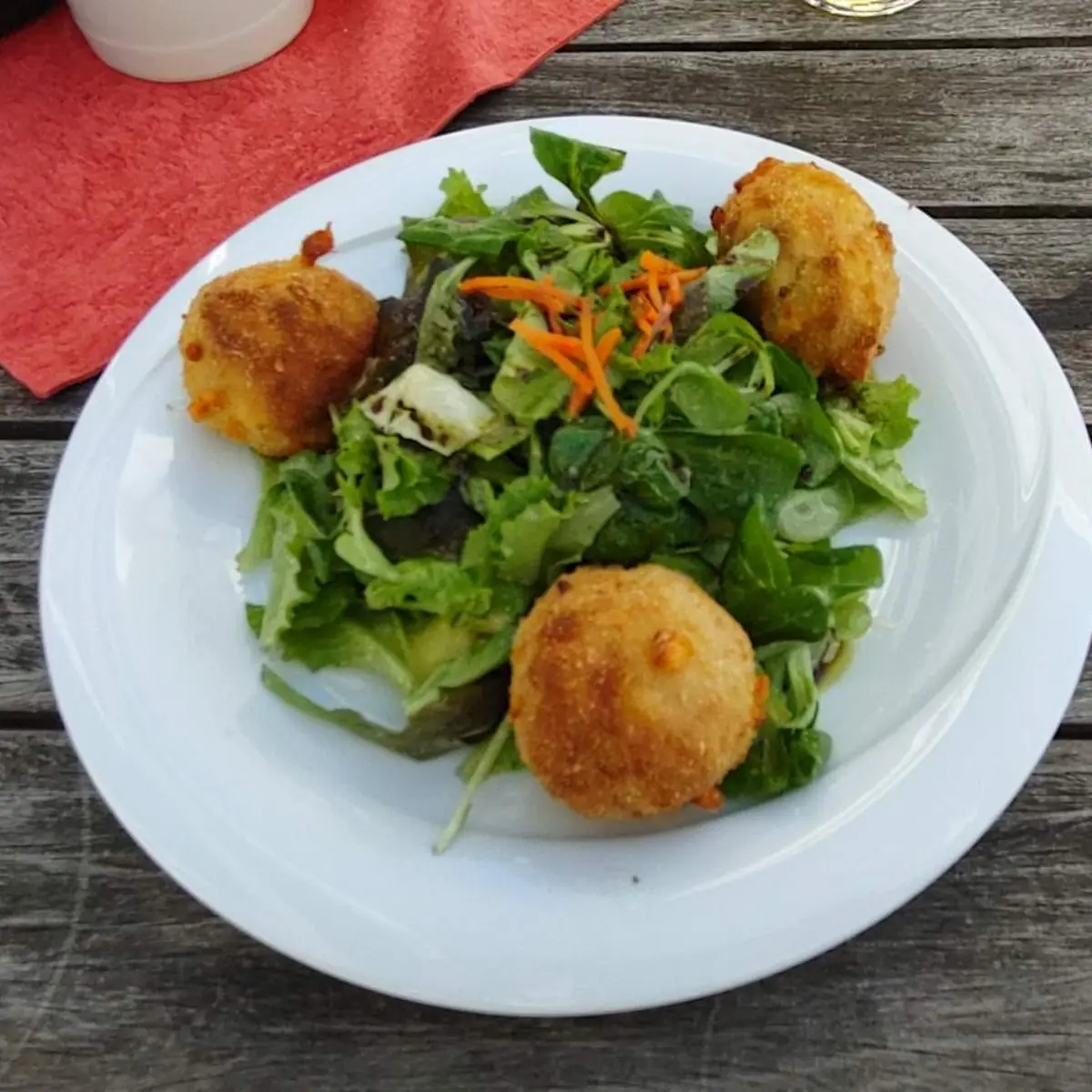 Kaspressknödel Auf Salat
