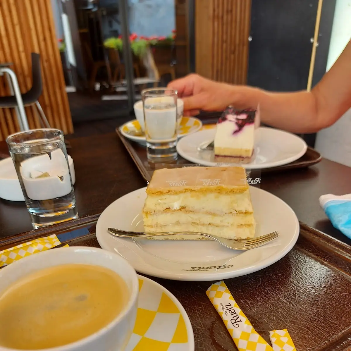 Vorne Vanillecremeschnitte Hinten Topfenschnitte Mit Heidelberren