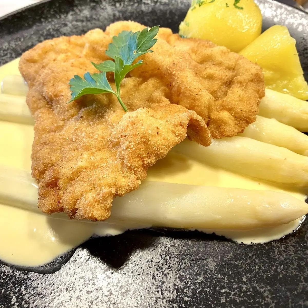 Wiener Schnitzel Mit Spargel Und Sauce Hollondaise