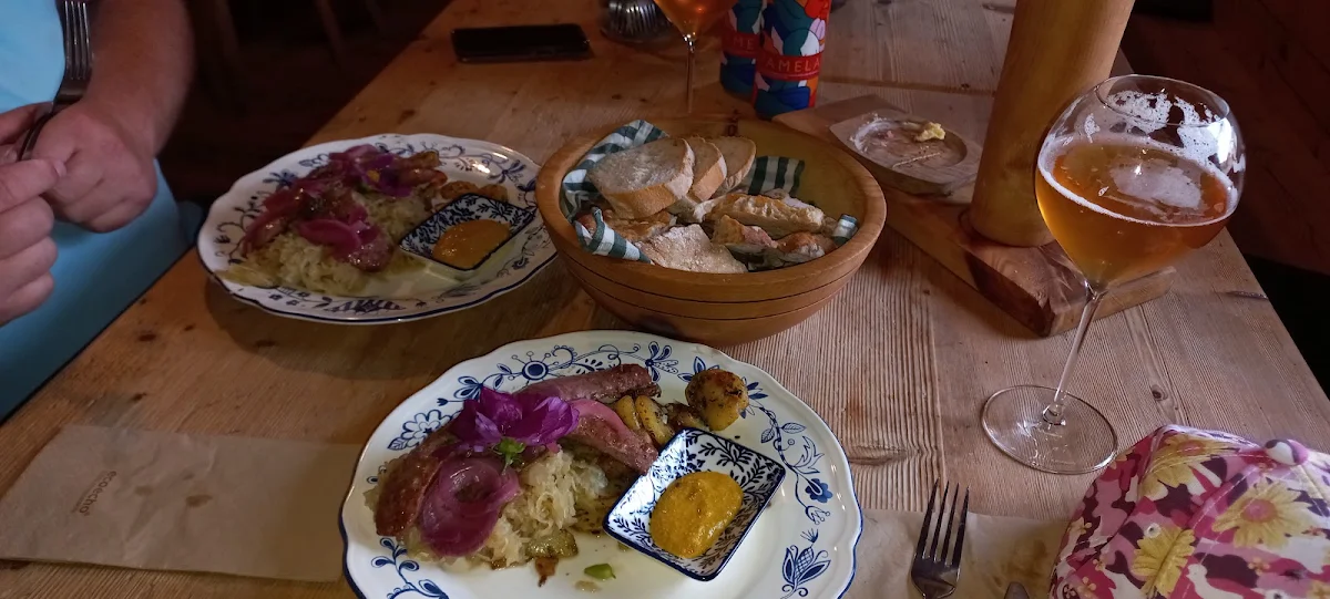 Bratkartoffelen Mit Sauerkraut Und Bradwurst Und Broot