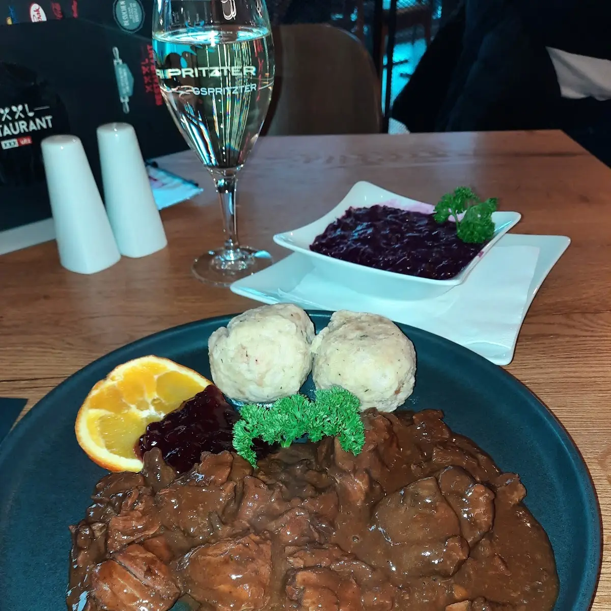 Hirschragout Mit Rotkraut Und Knödel