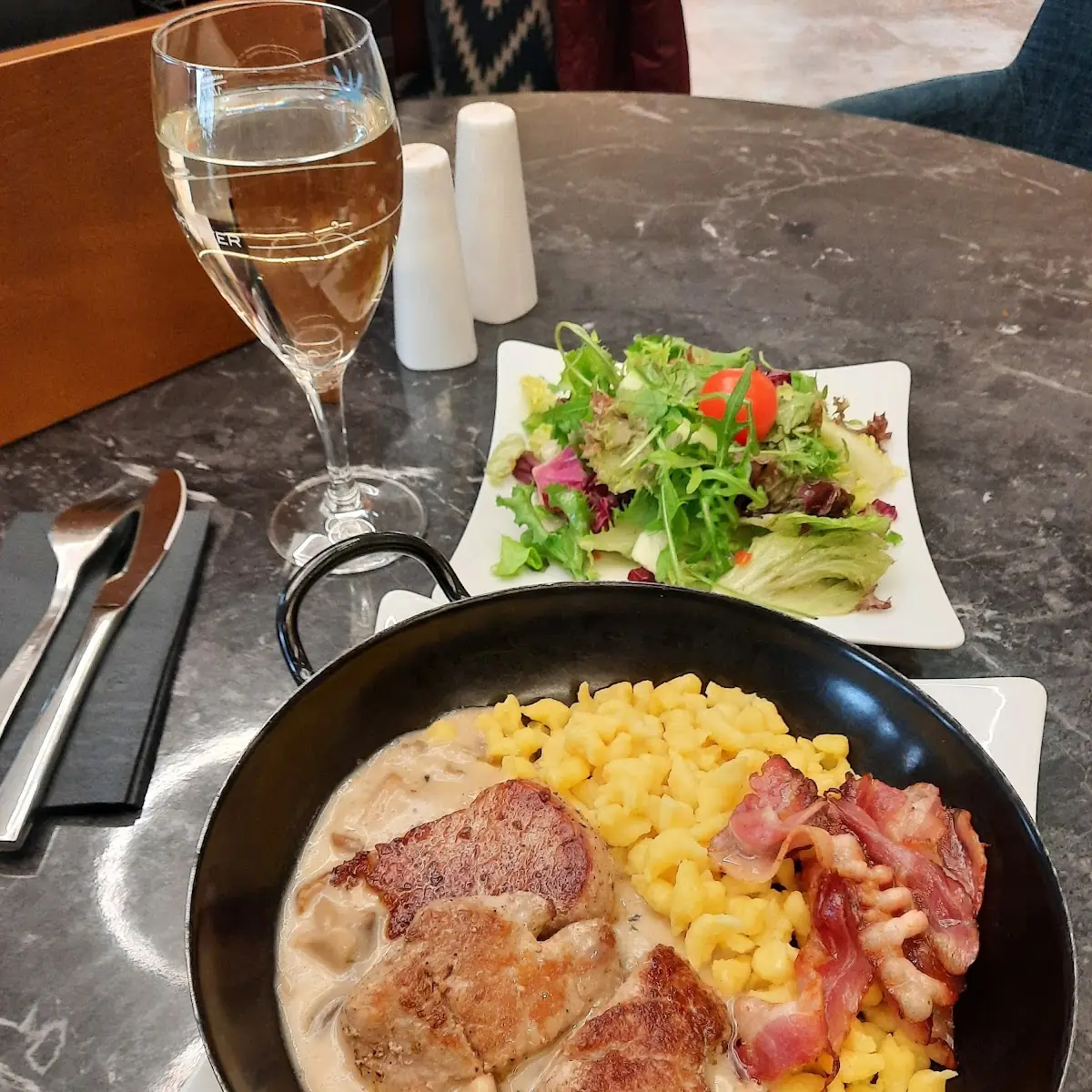 Schweinemedailion Mit Pilzsosse Und Teigspatzn