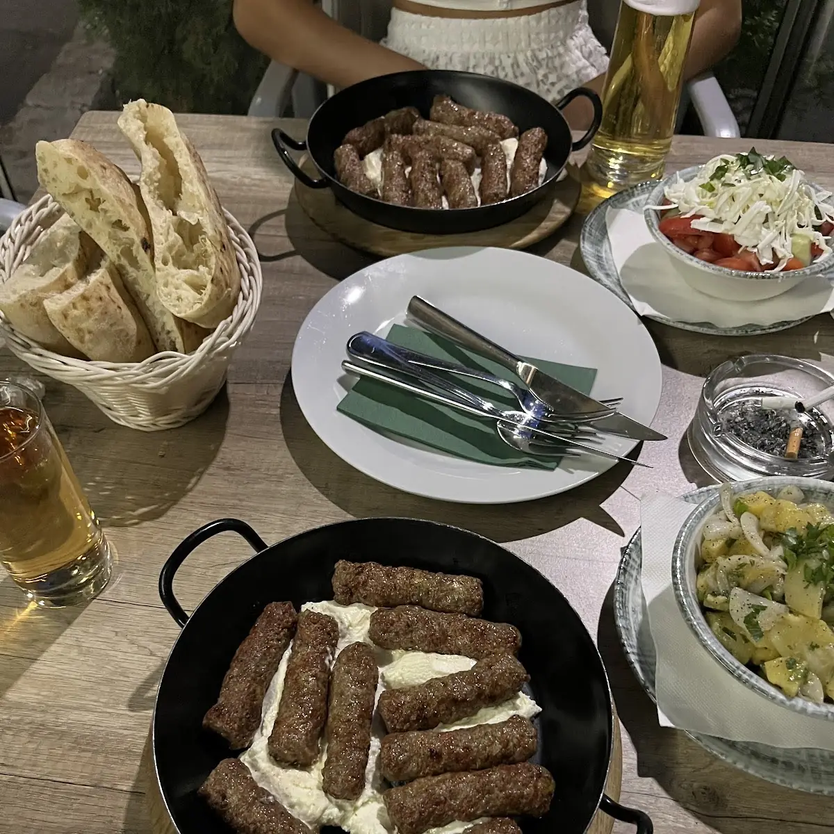 Gegrillte Cevapi In Rahmaufstrich
