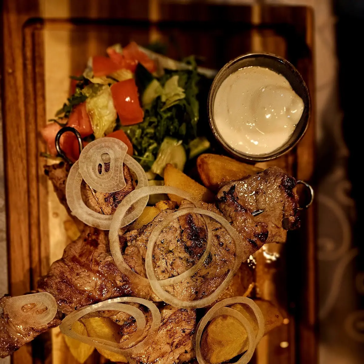 Kalbsspieß Mit Bratkartoffeln Und Gemüse