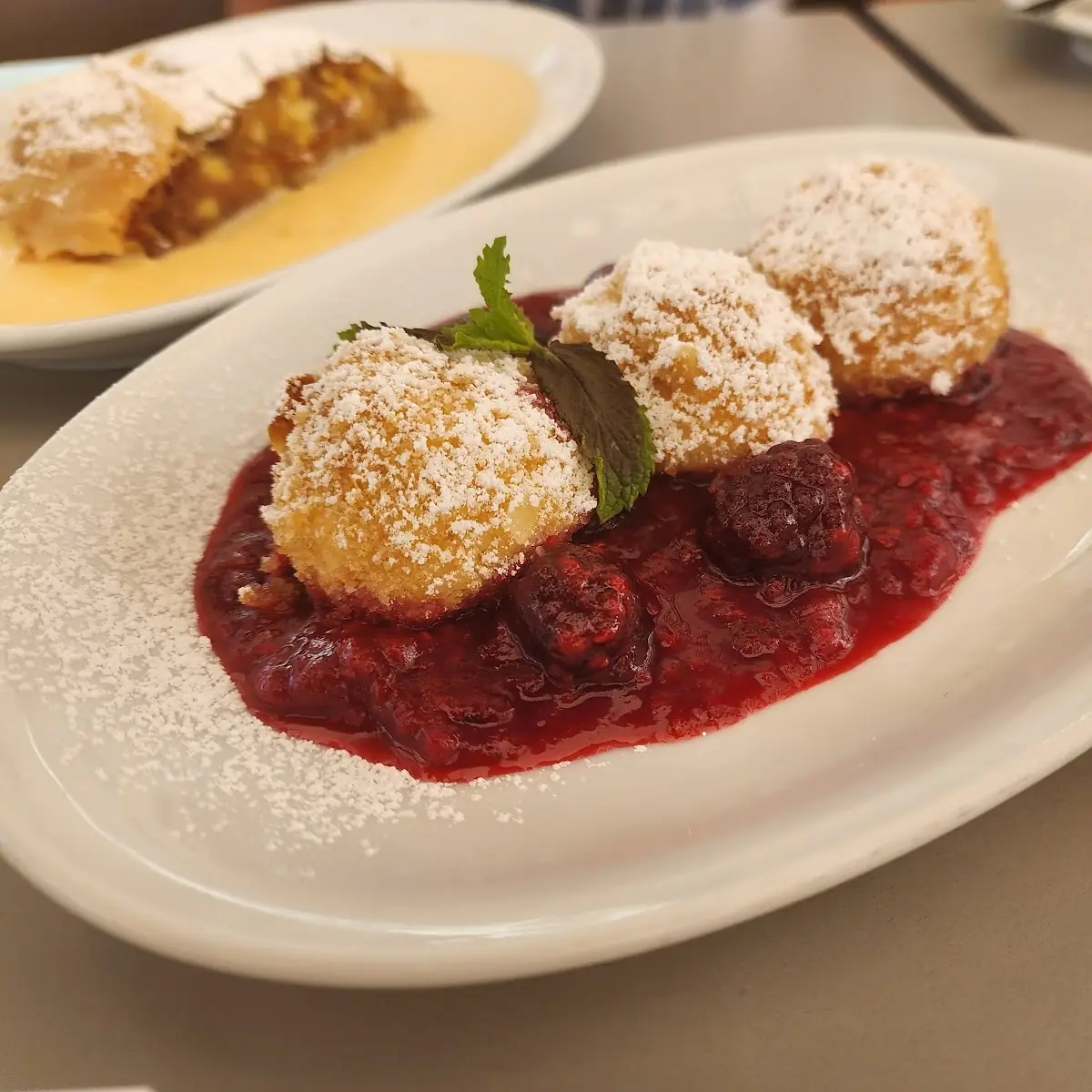 Topfenknödel Auf Beeren