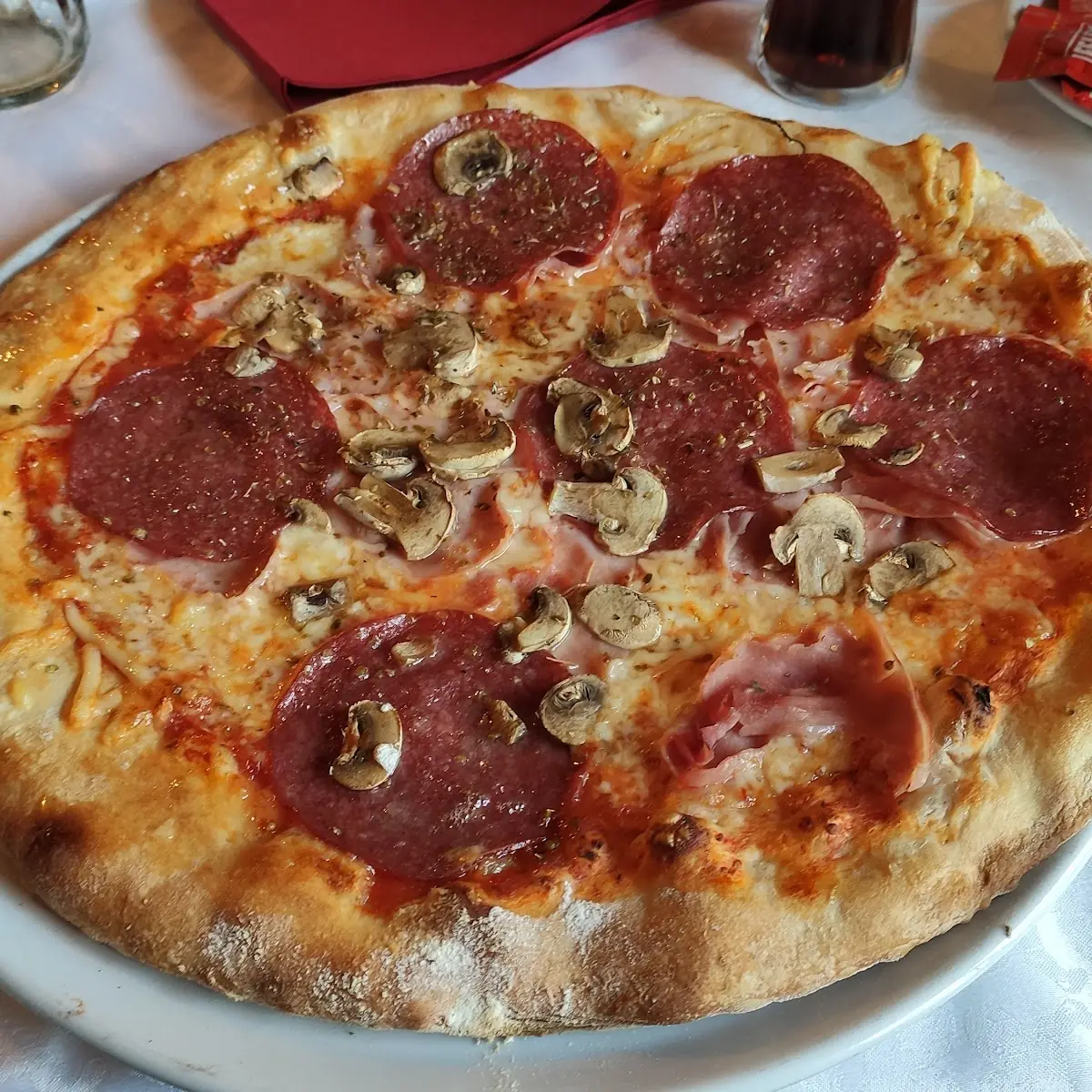 Pizza Garda Mit Champignons, Café Restaurant SAN MARINO