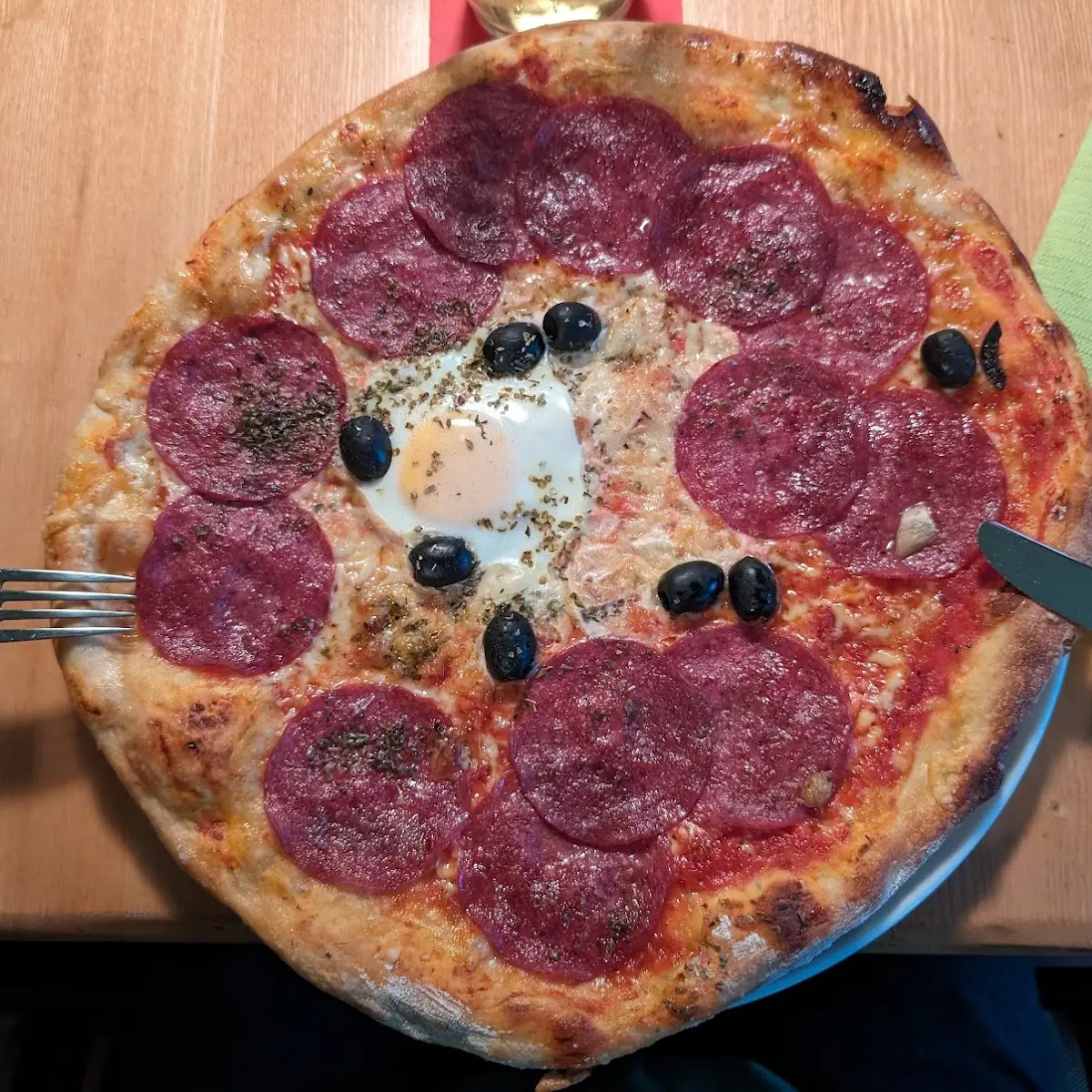Pizza Salami Mit Oliven Und Ei