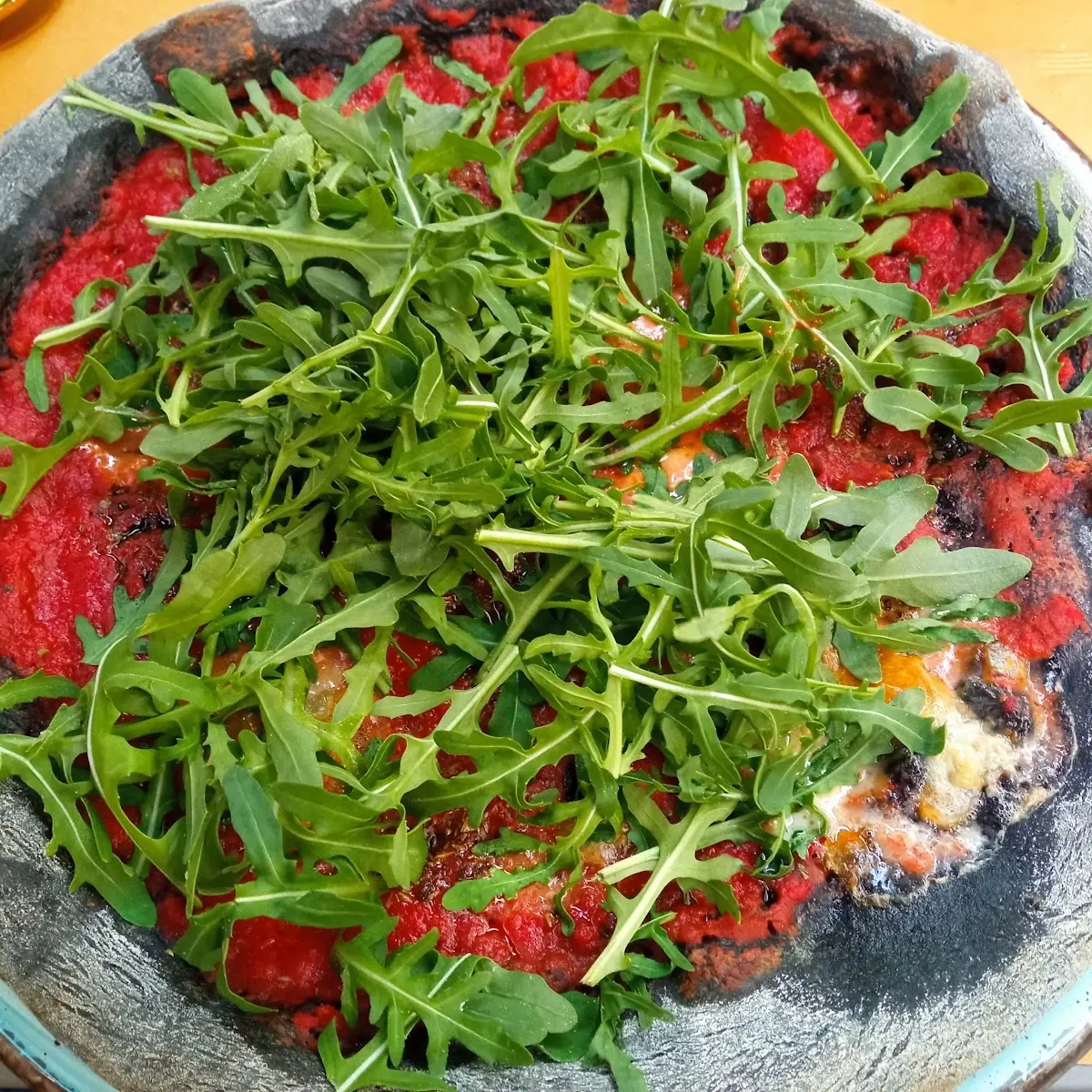 Pizza Marinara Mit Gorgonzola Und Rucola Auf Dunklem Aktivkohle Teig