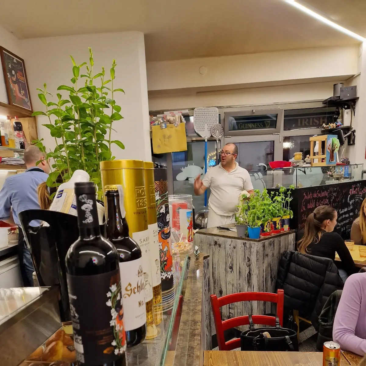 Pizzeria Panperfocaccia Sala Interna E Pizzaiolo