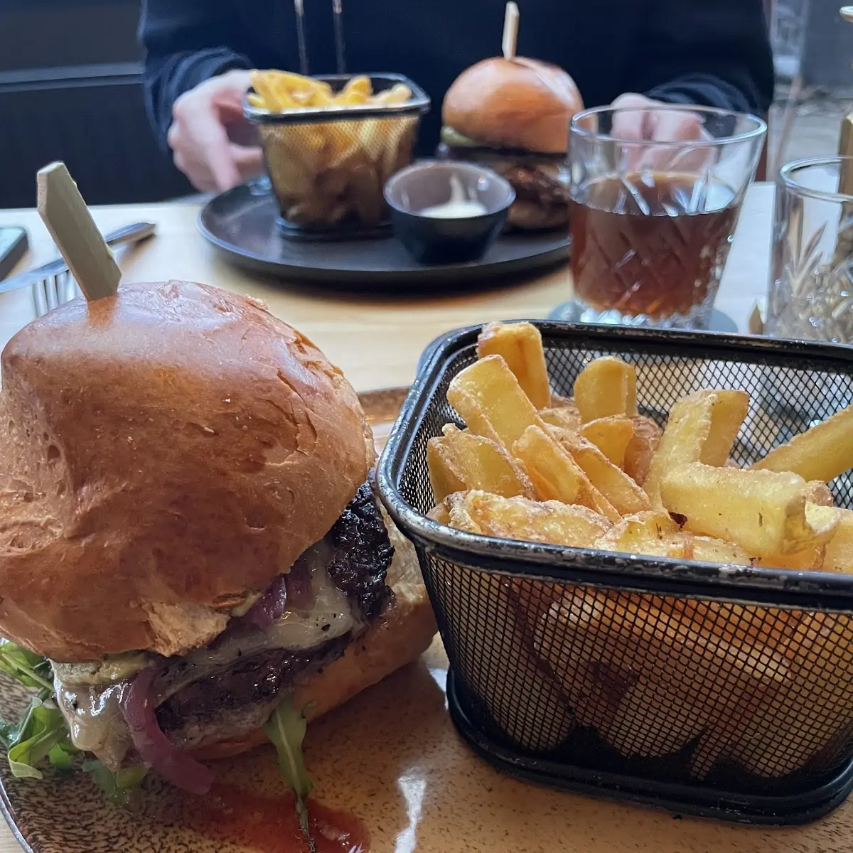 Burger Mit Pommes