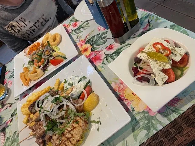 Akropolis Und Thalassomezes Platte Mit Griechischem Salat