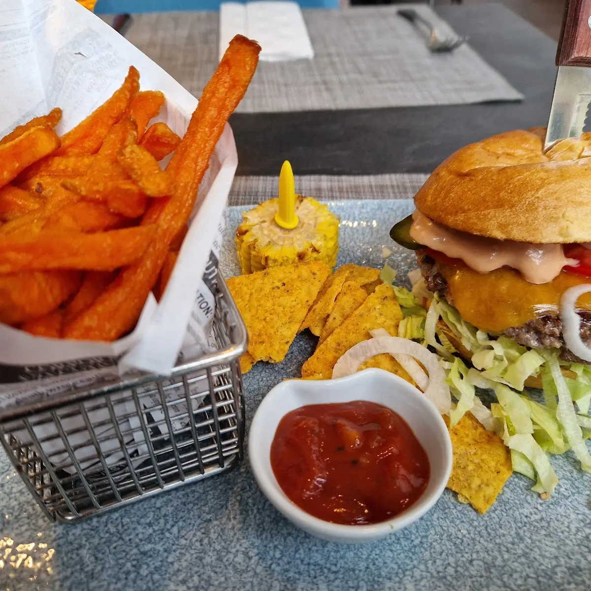 Cheeseburger Mit Süßkartoffel Pommes