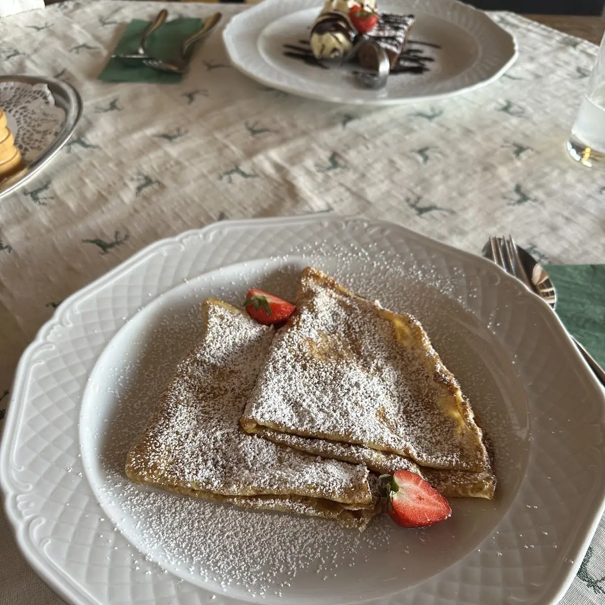 Palatschinken Mit Marillenmarmelade