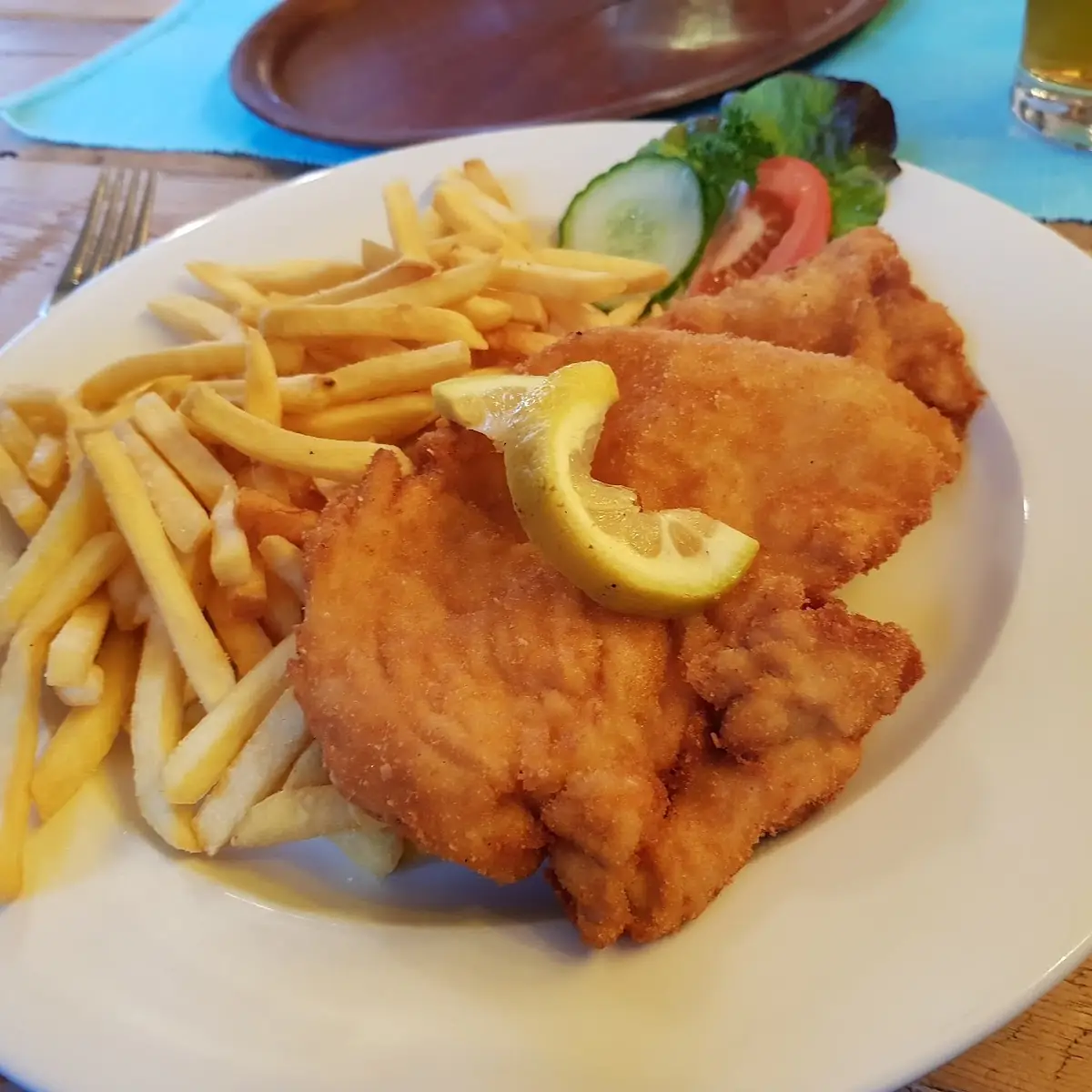 Wienerschnitzel Mit Salad Und Pommes