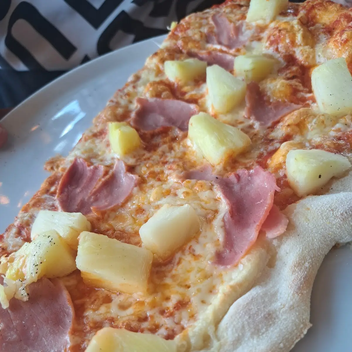 1 2 Pizza Hawaii
