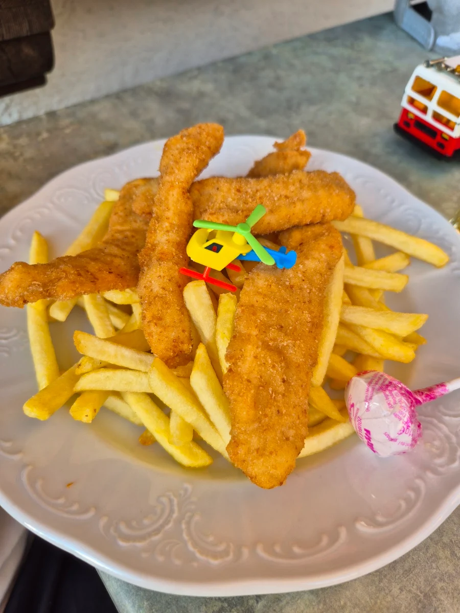 Chicken Nuggets Mit Pommes