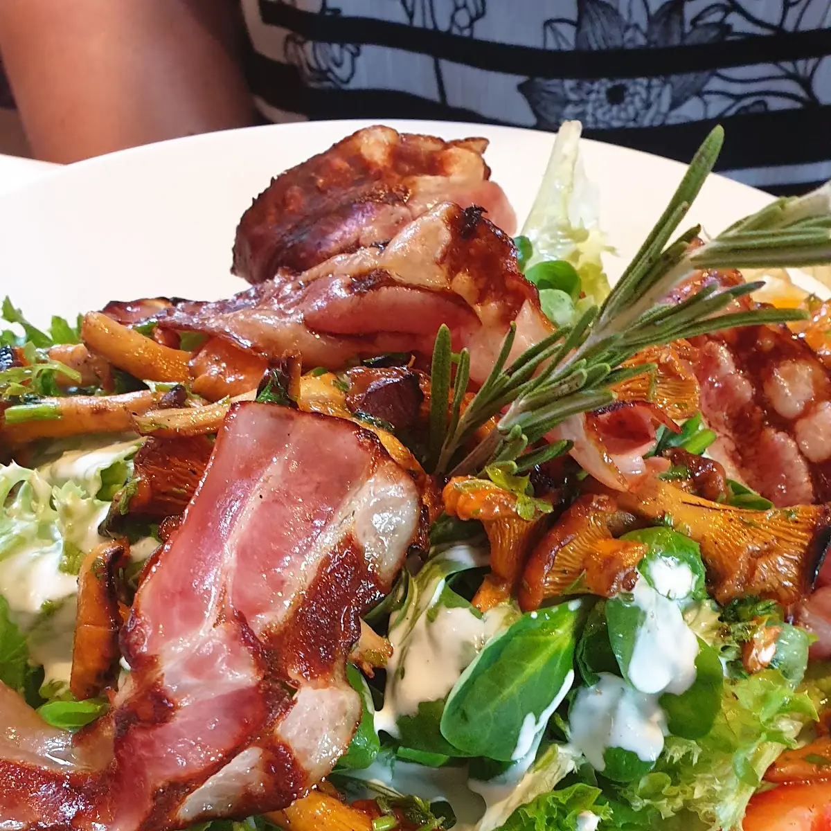 Salat Mit Ziegenkäse Im Speckmantel