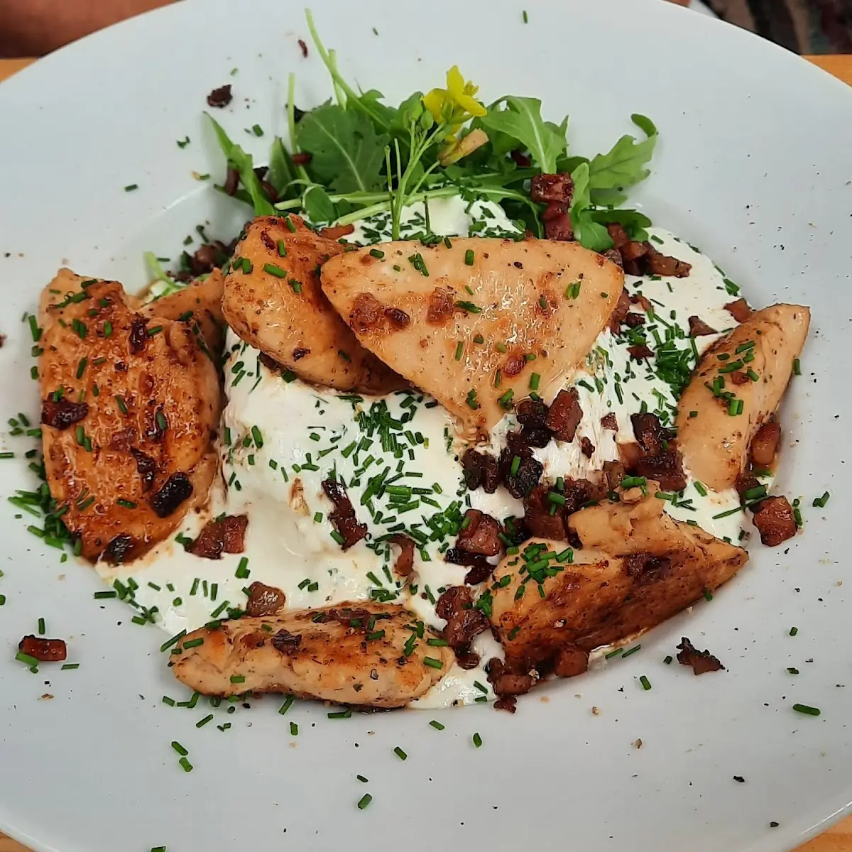 Ofenkartoffel Mit Rahm Gebratenem Hendl Und Kräutern