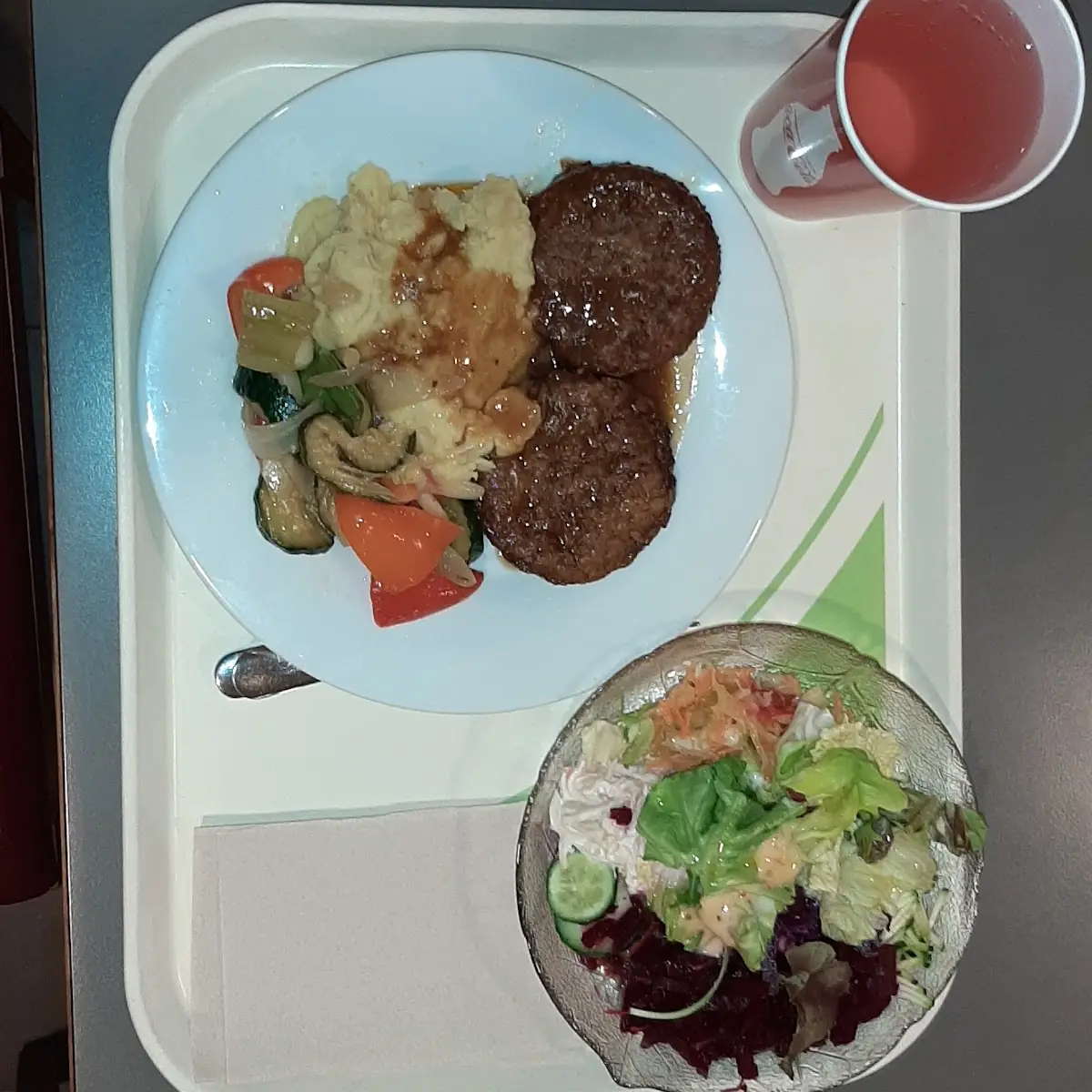 Faschierte Laibchen Mit Püree Und Salat