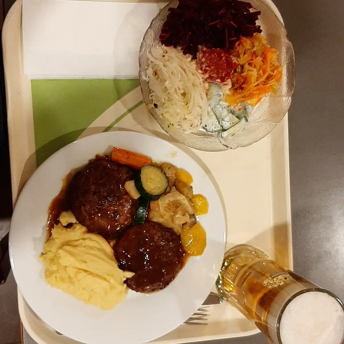 Faschierte Laibchen Und Gem Salat