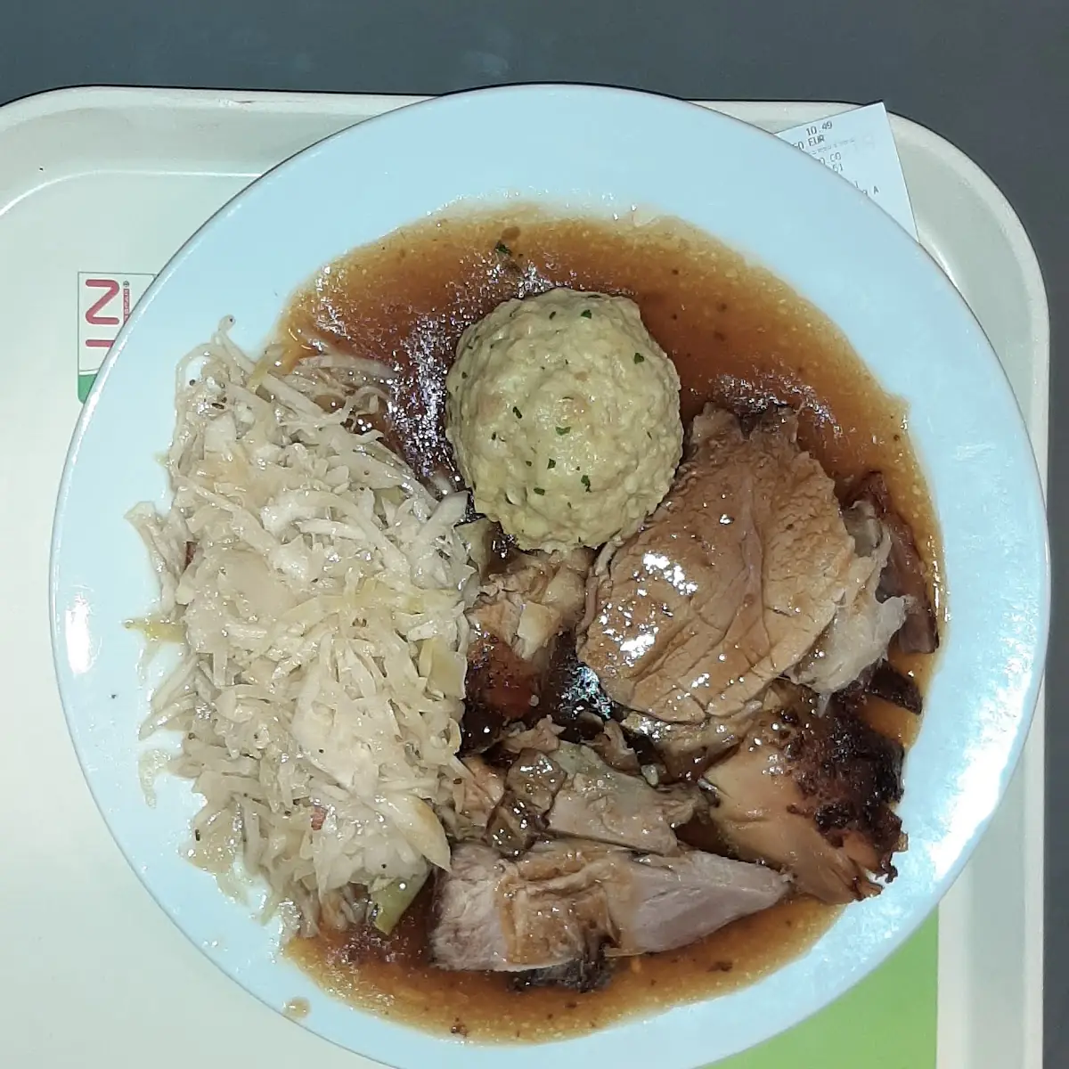 Ofenfrischer Schweinsbraten Mit Semmelknödel U Kraut Sowie Gem Salat
