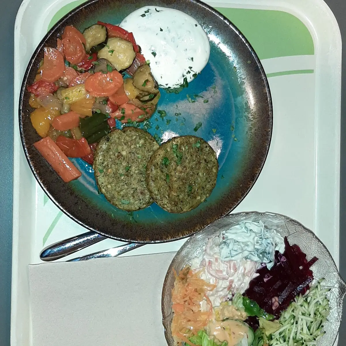 Spinatlaibchen Mit Gemüse Und Gemischtem Salat