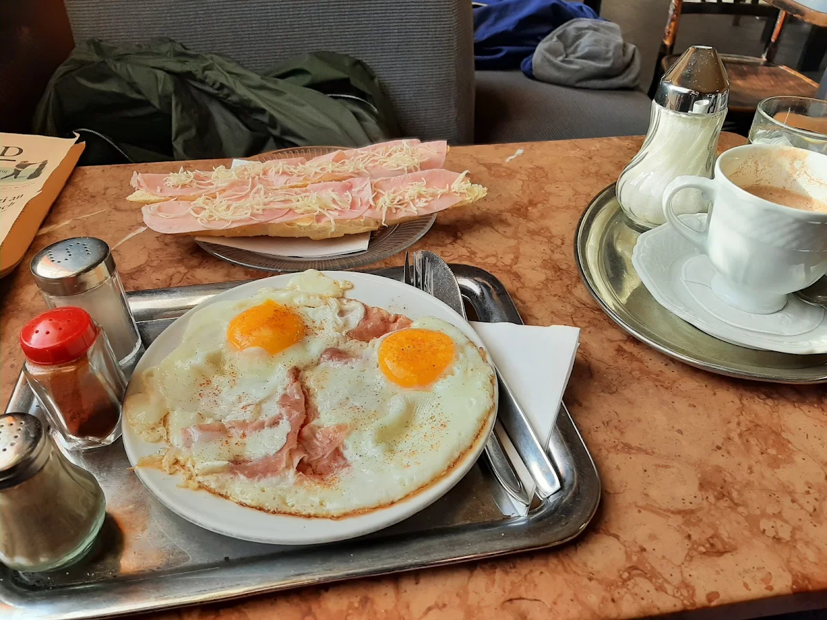 Salzstangerl Mit Butter Schinken Und Kren Und Ham & Eggs