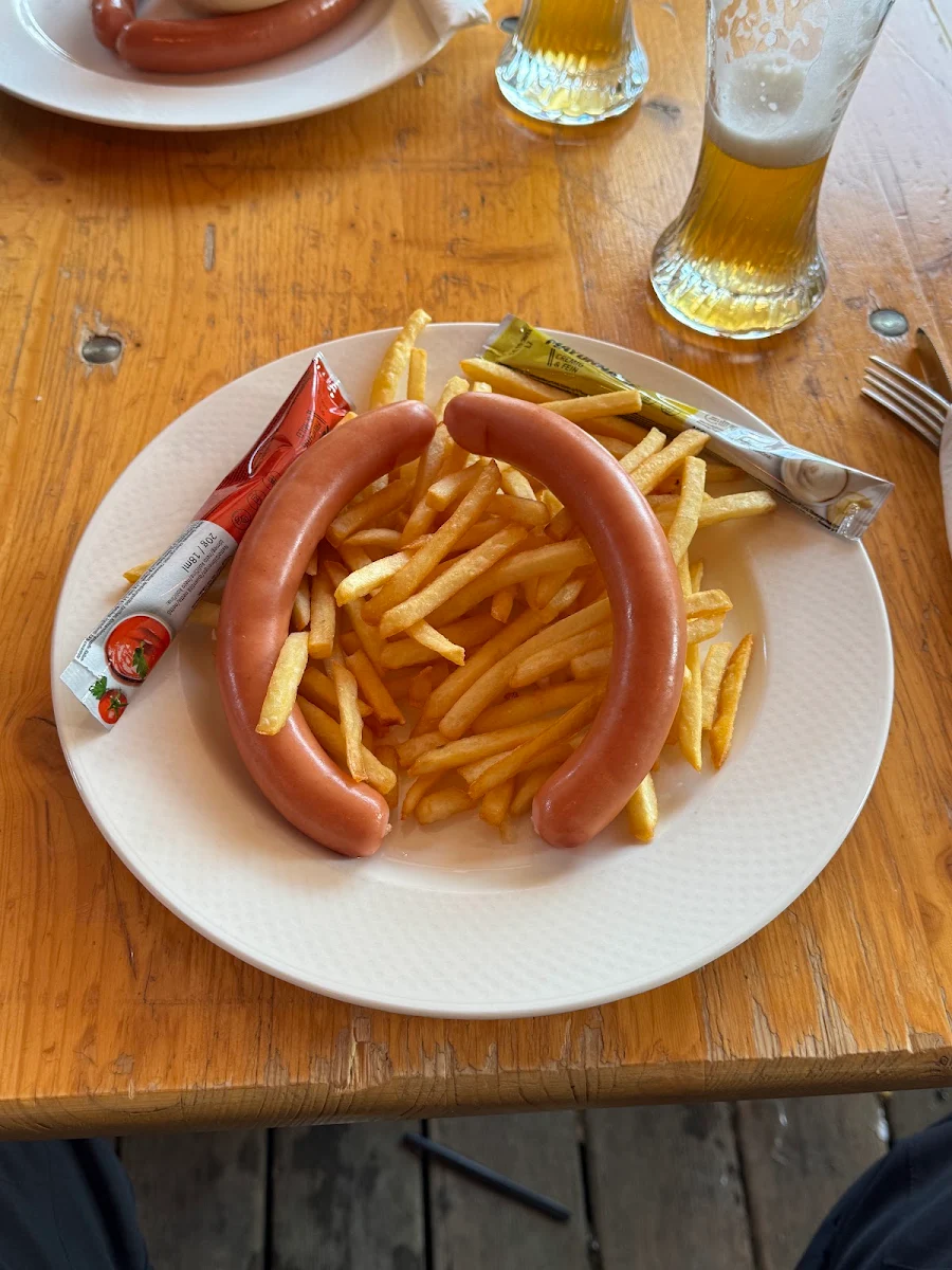 Würstchen Mit Pommes