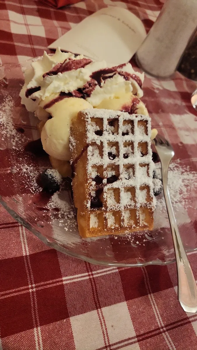 Waffel Mit Vanilleeis Und Heidelbeeren
