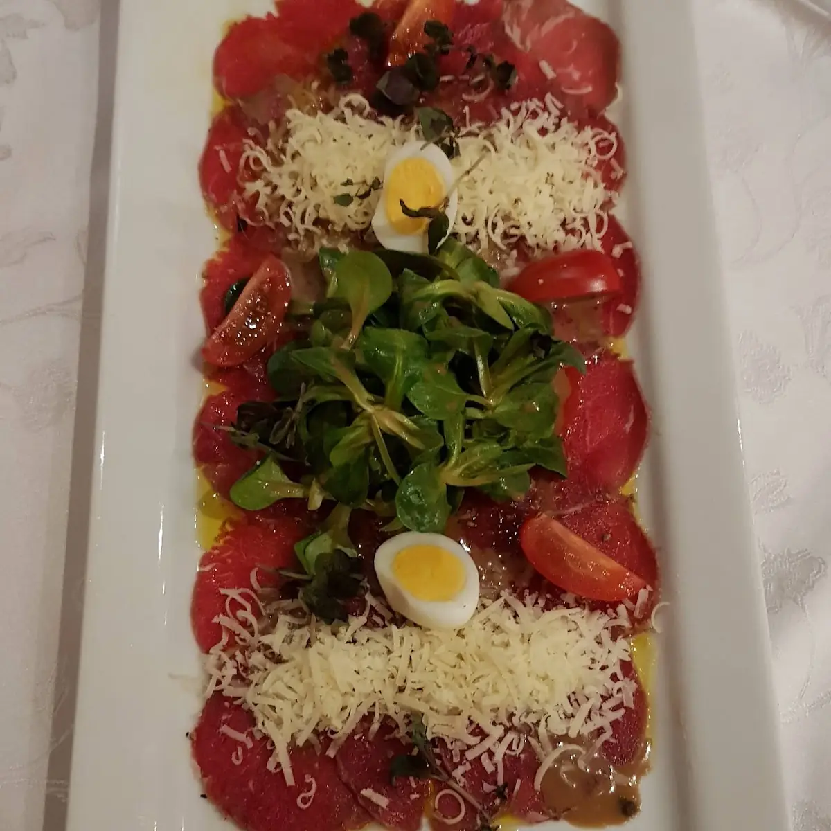 Carpaccio Mit Vogerlsalat Wachtelei Und Parmesan