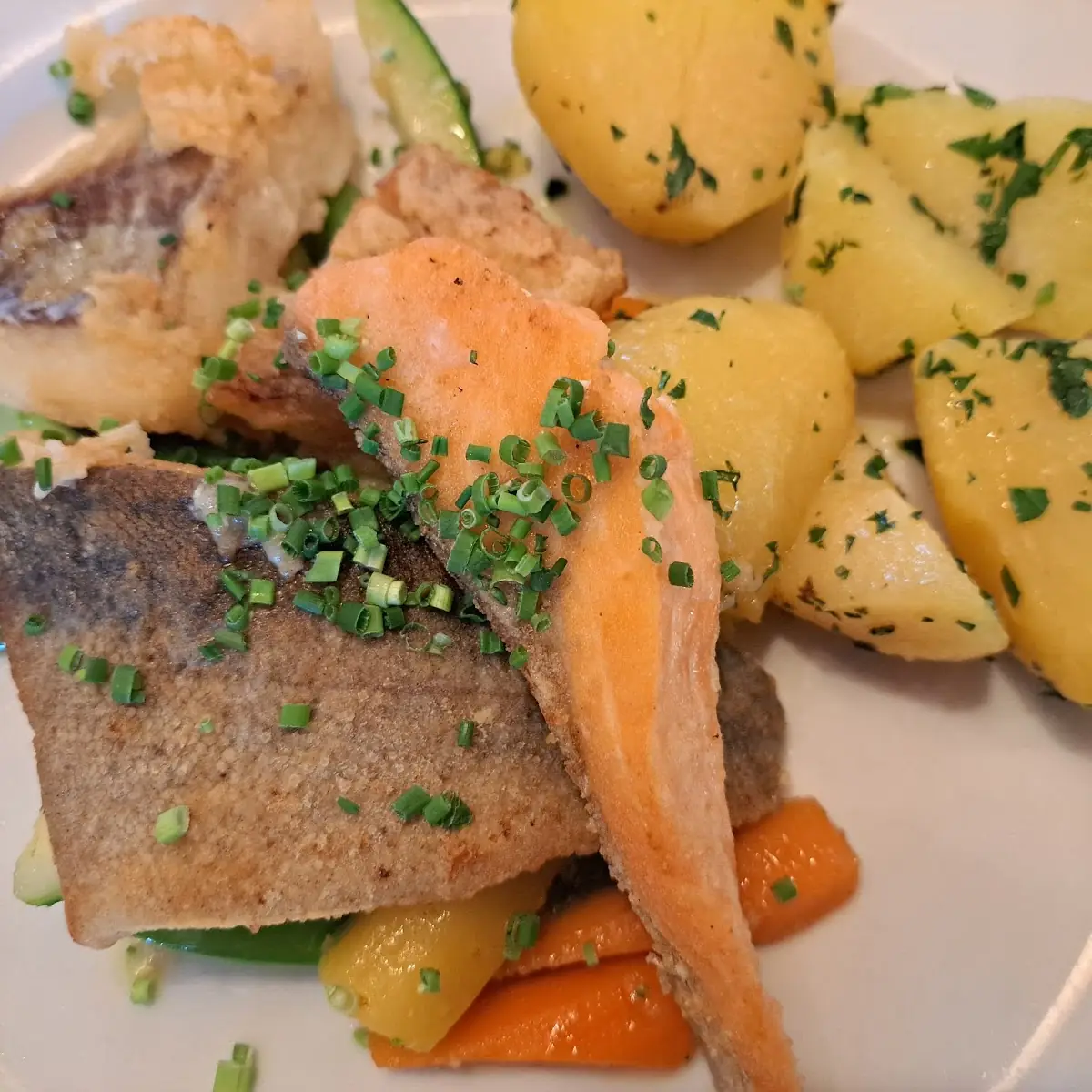 Gemischter Fischteller Mit Kartoffeln Und Gemüse