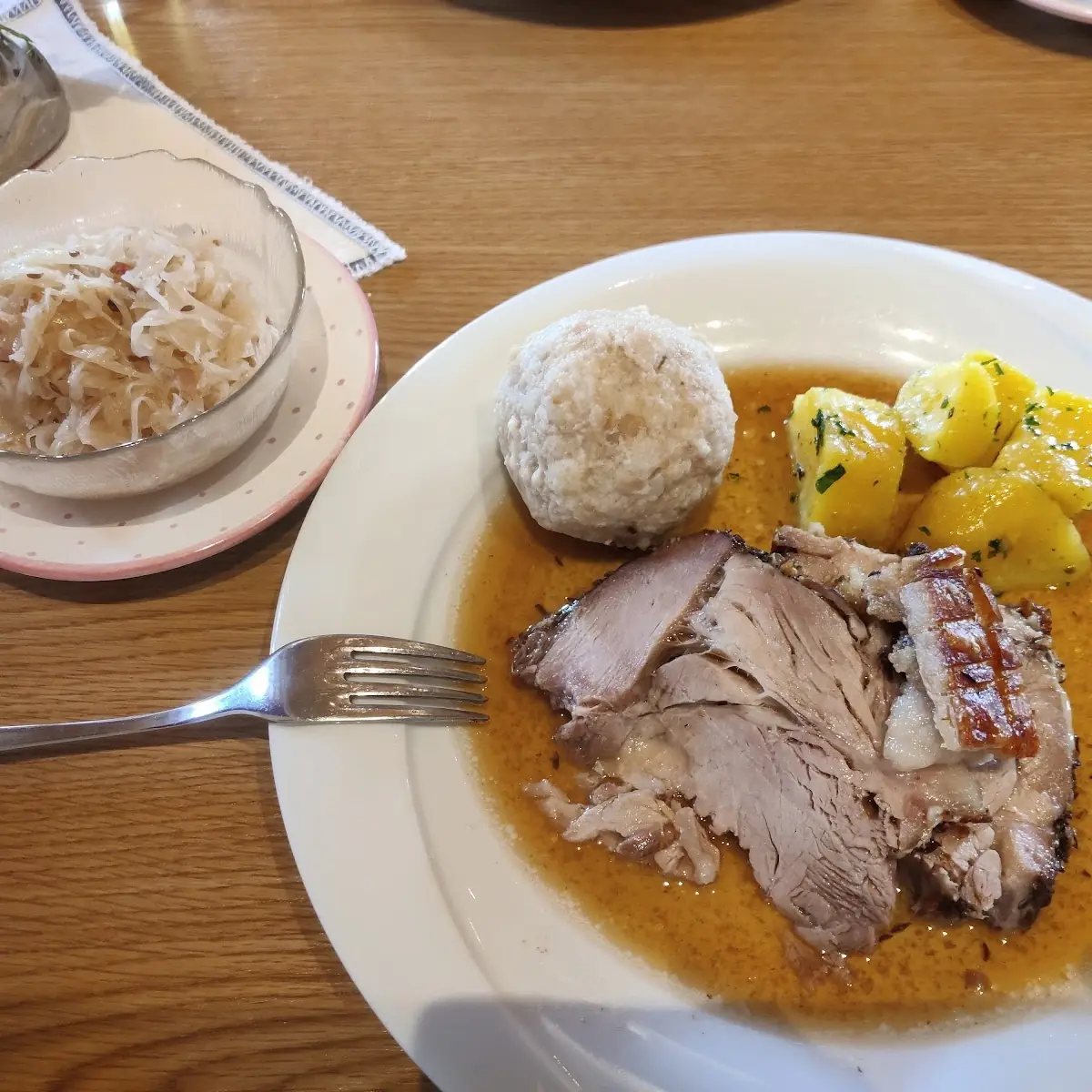 Schweinsbraten Mit Semmelknödel Und Krautsalat