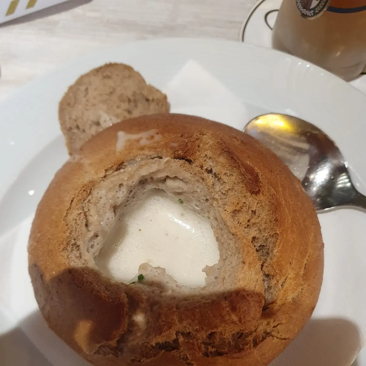 Knoblauchsuppe Im Roggenbrot